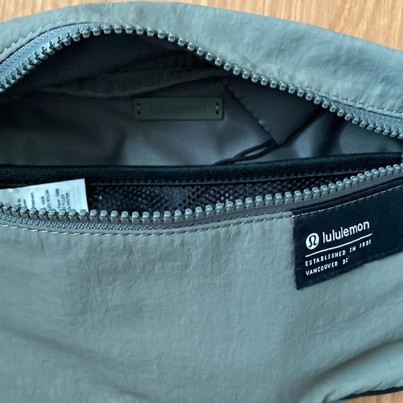 ❤️ Lululemon Clean Lines Belt Bag Grey Sage NWT - Picture 4 of 6